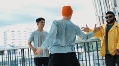 Hip-hop gençlik grubu alışveriş merkezi koridorunda şehirli ya da gökdelen manzaralı break dans yapıyor. Canlı dansçılar break dans gösterisi ve çok kültürlü arkadaşlarla çevrili. Açık hava sporu 2024 hiphop..