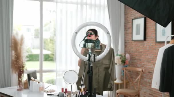Mujer Influencer Disparar Transmisión Vivo Vlog Video Revisar Ropa Medios Metraje De Stock Sin Royalties Gratis