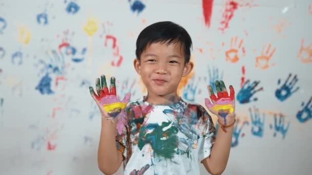 Azjatycki Szczęśliwy Student Podniósł Ręce Razem Pokazać Kolorowe Poplamione Ręce — Wideo stockowe