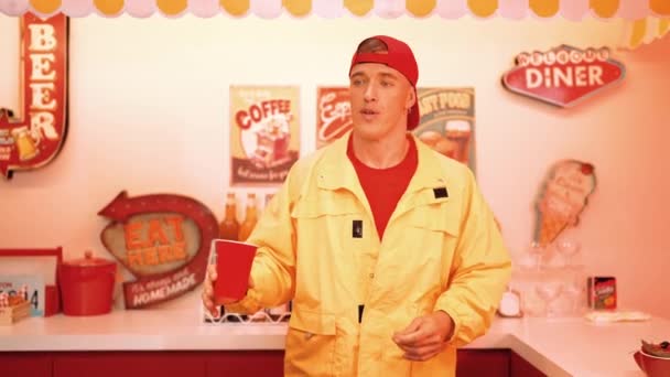 Glückliche Restaurantmitarbeiterin Mit Gelbem Hemd Und Roter Mütze Gießt Wasser — Stockvideo
