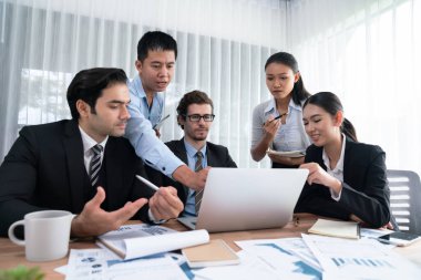 Ofis masasındaki finansal veri raporlarını analiz eden çeşitli bir grup iş analisti. Stratejik pazarlama planlaması için iş istihbarat analizine göre grafikler ve grafikler.