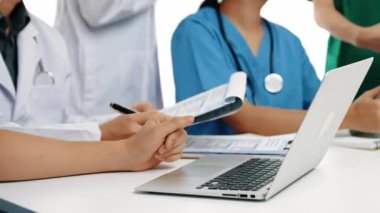 Hastane masasında birlikte çalışan ve tıbbi tedavi ya da sağlık hizmeti planlayan profesyonel bir grup. Takım çalışması başarılı hastalıklara ve hastalıklara yol açar. Ağır çekim. Katı.