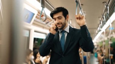 Kafkasyalı profesyonel proje yöneticisi trende bulanık bir geçmişle beklerken saate bakıyor. Başarılı bir iş adamı, etrafı insanlarla çevrili bir yatırımcı için yöneticiyi arıyor. Sevinçli..