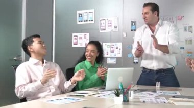 Profesyonel iş adamlarından oluşan bir grup sunumda el çırpıyor. Profesyonel Kafkas lideri, yaratıcı iş adamlarının elini çırpıyor. Başarılı bir takım. Yönlendirici.