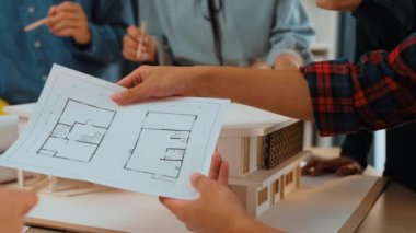 Müşteri denetimi ile yavaş çekim iç mimar taslağı hazırlamak ve ev dekorasyonunu müşteri talebine göre düzenlemek. Mimari müşteri hizmetleri. Filizlenen