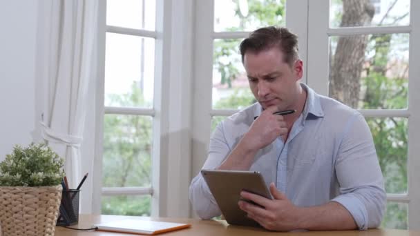 Бізнесмен Намагається Вирішити Робочу Проблему Дому Допомогою Ноутбука Сидячи Столі — стокове відео