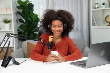 Güzel Afrikalı kadın sunucu kanalı çevrimiçi yayın yoluyla konuşuyor pazarlama öğretiyor, dinleyicileri canlı ya da çevrimiçi. İş yerindeki herhangi bir yer kavramı. Tatlandırıcı.