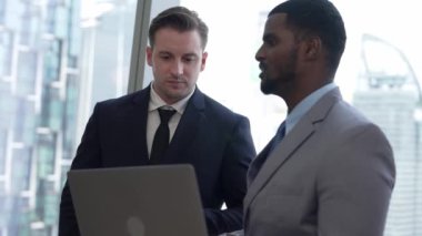 Şehir siluetine bakan süslü ofis, çeşitlilik uzmanlığı iddialı iş genişletme veya stratejik pazarlama tartışmaları. Finansal danışman, danışmanlık sektörü öngörüleri ve fikir verir