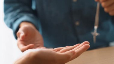 Yavaş çekimde kutsal haçı diğerine teslim etmek Katolik inancı dönüşümünün bir göstergesidir. Hristiyan takipçi diğerini dönüştürüyor. Aşkın ve fedakârlığın sembolü olarak haç ve İncil 'i veriyor. Filizlenen