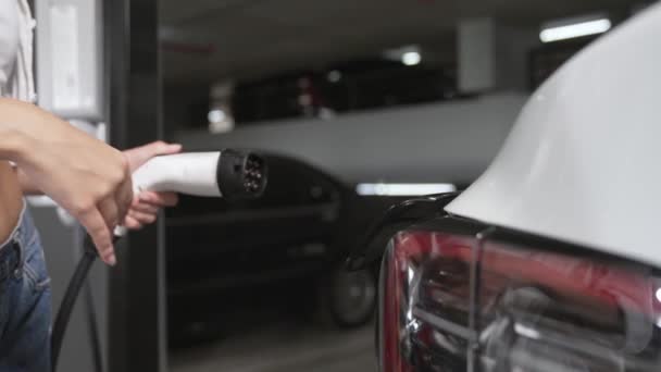 슬로우 자동차와 주차장 스테이션 가능성 라이프 스타일 자동차 인내의 에너지 — 비디오