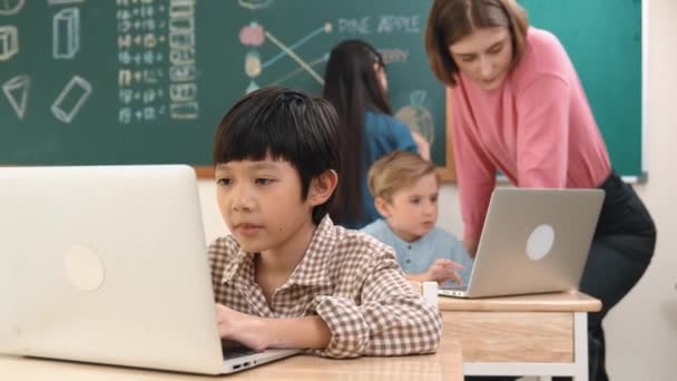可爱的男孩编码工程技术提示 而迷人的女孩在黑板上画画图片 白人男孩问老师一个关于在Stem课上编程软件系统以生成人工智能的问题 教育学 — 图库视频影像