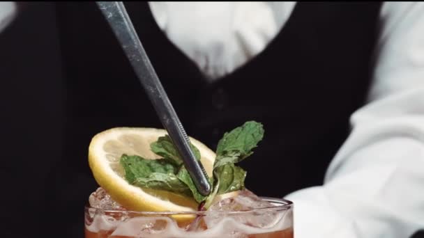 Primo Piano Barista Decorato Mano Tequila Sunrise Cocktail Con Limone — Video Stock
