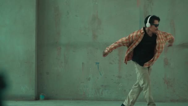 Привлекательный Латиноамериканец Непринужденном Виде Практикует Уличные Танцы Слушая Музыку Наушников — стоковое видео