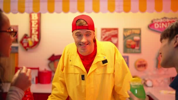Щасливий Чоловік Жовтою Сорочкою Обертається Щоб Вибрати Додати Соус Табаско — стокове відео