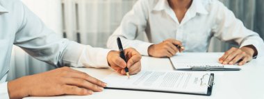 Şirket avukatının ya da hukuk bürosundaki avukat servisinin yardımıyla balyayla ilgili sözleşme imzalama belgesi. İşletme yatırımı ve yasal işlemlerin tamamlanması. Kurnaz.