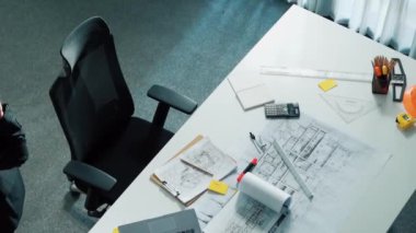 Yapışkan notlar ve hesap makinesiyle bina inşaatı için dizüstü bilgisayar üzerinde çalışırken çalışan mimar mühendisi. Akıllı yönetici plan hesaplamak için hesap makinesi kullanıyor ve çalışıyor. Hizalama.