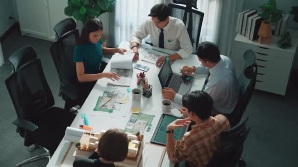 Groupe Diverses Stratégies Planification Équipe Assis Table Avec Plan Projet — Video