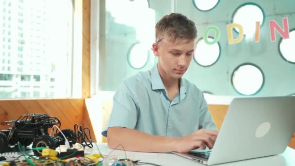 Adolescente Inteligente Trabalhando Laptop Olhando Para Câmera Classe Tecnologia Stem — Vídeo de Stock