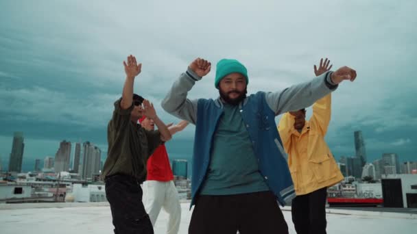 Grupa Różnorodnych Lub Wielokulturowych Hipsterów Nosić Stylowe Kolorowe Tkaniny Podczas — Wideo stockowe