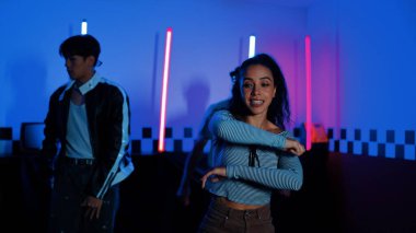 Kameranın önünde dans eden yetenekli break dansçı farklı arkadaşları pop ya da hip hop müziği dinlemek için arkada dans ediyor. Çekici performans ekibi kameraya doğru hareketli hareketler sergiliyor. Mutluluk.