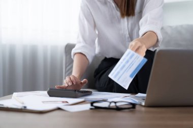 Stresli genç kadının kredi kartı borçlarıyla ilgili maddi sorunları var. Kötü kişisel para ve ipotek yönetimi krizi kavramını en üst düzeyde göstermesi gerekiyor..