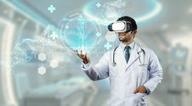 İnsan organının hologramına bakarken laboratuvar önlüğü ve VR kulaklık takan profesyonel bir doktor. Tıp teorisini araştıran ve düşünen yetenekli bir araştırmacı. Yenilik. Geçmişi bulanıklaştırıyor. Sapma.