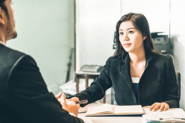 İnsan kaynakları bölümünden bir iş kadını, özgeçmiş belgesini incelerken iş başvurusu için iş adamı adayıyla görüşme yapıyor. Çalışanların işe alım konsepti. uds