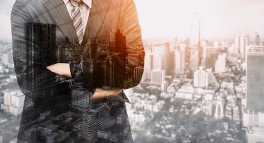 Modern şehir arka planında iş dünyasının çift pozlama görüntüsü. Gelecekteki iş ve iletişim teknolojisi kavramı. Gerçeküstü fütüristik şehir manzarası ve soyut çoklu pozlama arayüzü. uds