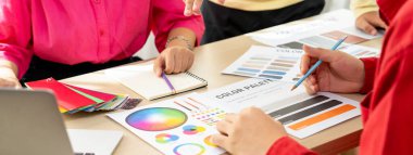 Yaratıcı iç mimar malzemelerin renkleri hakkında beyin fırtınası yapıyor. Mimar tasarımcı grubu renk örneklerini kullanarak renkleri dikkatlice seçer. Yaratıcı tasarım ve takım çalışması konsepti. Değiştirilmiş.