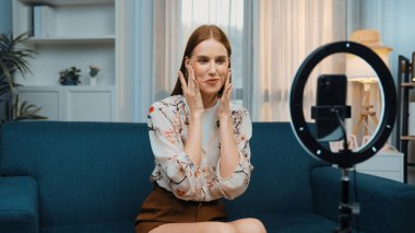 Kadın Etkilenen Vlog video görüntülerini canlı yayınlıyor Makyaj primi sosyal medya veya blog. Kozmetik stüdyosu ışıklandırmalı mutlu genç kız çevrimiçi pazarlama oturumu yayını için..