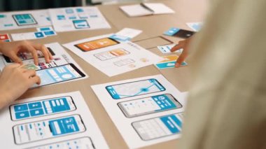 Mobil uygulama ya da web sitesi için kullanıcı arayüzü prototipi planlayan şirket çalışanlarının panorama videosu. UX UI tasarım beyin fırtınası kullanıcı dostu arayüz planı tasarlıyor. Sinerjik