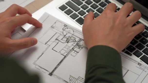 Architekt Oder Ingenieur Entwerfen Struktur Mit Konstruktionsdetails Blaupause Anzeige Laptop — Stockvideo