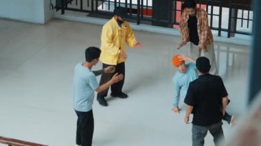 Becerikli hipster sokak dansçıları arasında break dans gösterisi yapıyor. Çok kültürlü sokak dansçıları profesyonel koreograflara bakıyor. Açık hava sporu 2024 hiphop..