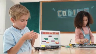 Dizüstü bilgisayar ekranında çalışan çeşitli öğrenci kodlama mühendisliği komut yazılımı ve yapay zeka programlaması yapıyor. Amerikalı kız, erkek makine tamir ederken ekipmanları teftiş ediyor. Pedagoji.