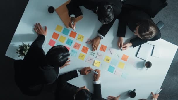 Inteligente Cooperar Negócios Pessoas Escrevendo Ideia Negócios Brainstorming Usando Notas — Vídeo de Stock