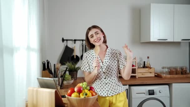Energický Kavkazský Matka Zpívá Tím Drží Naběračku Moderní Kuchyni Při — Stock video