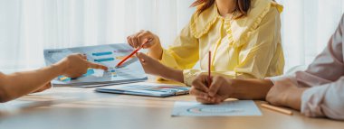 Şirket çalışanları birlikte çalışıyor, finansal veri raporları üzerine BI gösterge tablosunu analiz ediyor ve Panorama bayrağında ticari başarı için stratejik pazarlama planlıyor. Sinerjik