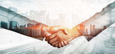 İş adamlarının arka plandaki belediye binasında el sıkışması ortaklık anlaşmasının başarısını gösteriyor. Kurumsal takım çalışması, güven ortağı ve iş anlaşması kavramı. uds