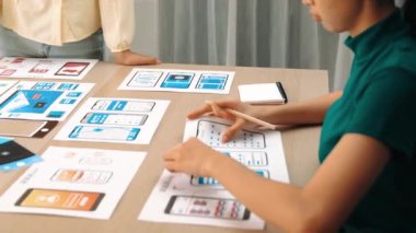 Mobil uygulama ya da web sitesi için kullanıcı arayüzü prototipi planlayan şirket çalışanlarının panorama videosu. UX UI tasarım beyin fırtınası kullanıcı dostu arayüz planı tasarlıyor. Sinerjik