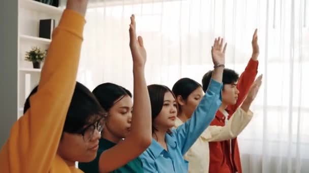 Группа Опрошенных Кандидатов Разноцветной Повседневной Одежде Выстраивается Очередь Собеседования Вакансию — стоковое видео