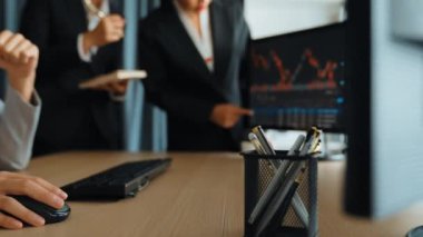 Hisse senedi borsası pazarlamasını analiz eden yavaş çekim şirketindeki yatırımcılar, kayıp için mum bar fiyatını analiz eden monitörlere bakıyor ve kazanç ve kâr elde ediyor. Filizlenen