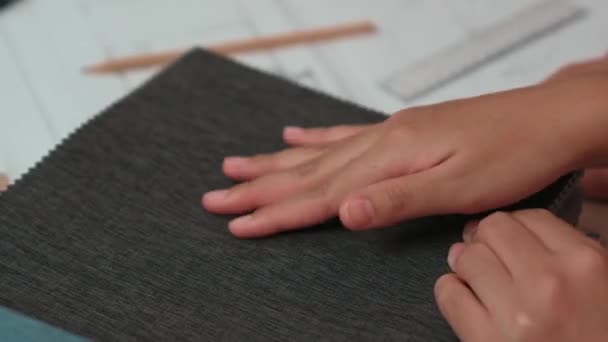 Hand Nahaufnahme Architekt Und Innenarchitekt Präsentiert Textile Materialien Und Farbe — Stockvideo