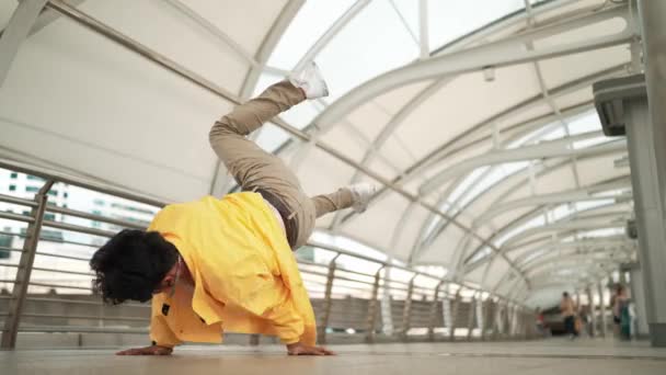 Bonito Feliz Asiático Hipster Dançando Enquanto Usando Cabeça Girar Corredor — Vídeo de Stock