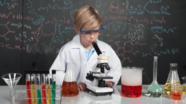Mądry Chłopiec Korzystający Próbki Analizy Mikroskopowej Laboratorium Naukowym Zajęciach Chemii — Wideo stockowe
