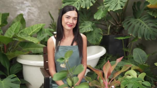 Pekebun Perempuan Muda Merawat Dan Membudidayakan Untuk Tanaman Tropis Dalam — Stok Video