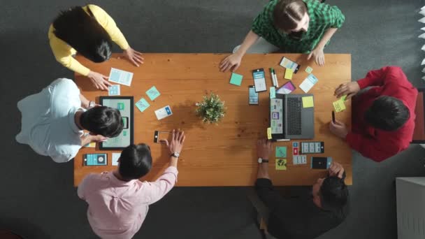 Tampilan Atas Pengembang Dan Desainer Berjabat Tangan Bersama Sama Pertemuan — Stok Video