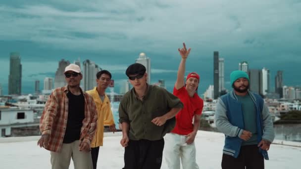Grupa Hipsterów Podnosząca Ręce Góry Dachu Widokiem Miasto Patrząc Kamerę — Wideo stockowe