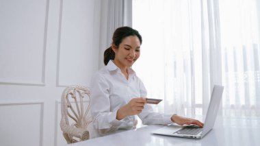 Kadın alışverişi ya da internet pazarında online ödeme modern yaşam tarzı için satılık eşyalar arıyor ve canlı siber güvenlik yazılımı tarafından korunan cüzdandan çevrimiçi ödeme için kredi kartı kullanıyor