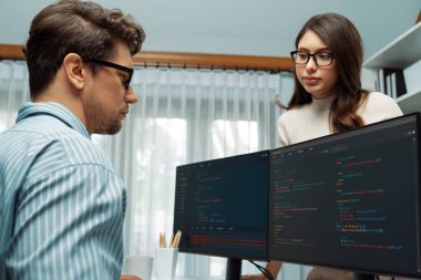 Takım becerisi geliştiricileri programı en yeni kodlama yaratıcı web sitesi planlama yazılım projesini iki bilgisayar ekranında düşünerek, ofiste tam yığın veri analizi ile karşılaştırıldığında. Varsayım.