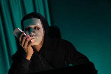 Bilgi işlem sahibini arayıp büyük bir veritabanı ile fidye tehdidinde bulunmasını programlayarak şifreli şifreleme kurmasını ve güvensiz bir mahremiyet sağlamaya çalışmasını söyleyen isimsiz beyaz suçlu maskesi. Bireysel.